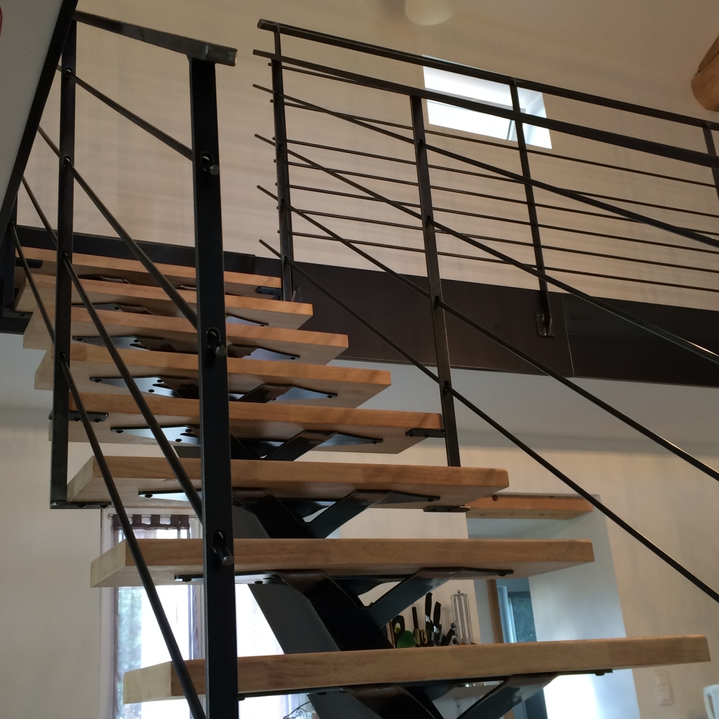 escalier m%C3%A9tal avec limon central e1452524951217