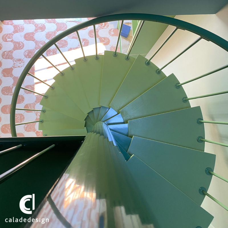 finition escalier hélicoïdale vert sur mesure